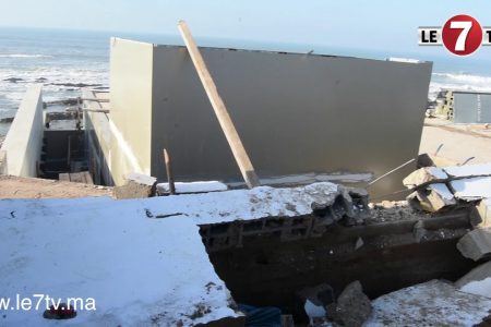 انهيار سور إسمنتي بالقرب من منطقة العنق بشارع لاكورنيش بعين الذياب