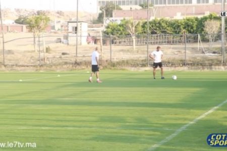 لقطات كروية رائعة بين هيرفي رونار ومصطفى حجي خلال تداريب الأسود.