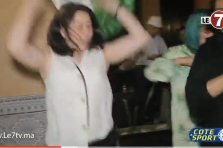 أجواء هيسترية للجماهير المغربية والجزائرية بعين الذياب بالبيضاء بعد تتويج الجزائر