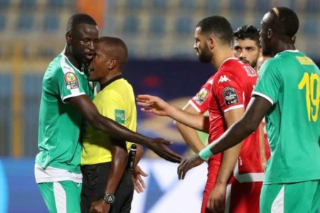 الصحافة التونسية تهاجم ” الكاف” بعد الإقصاء