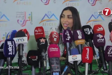 “محمد ترك” زوج “دنيا بطمة” يهين الصحفيين في الندوة الصحفية لمهرجان إفران الدولي بسبب “سعيدة شرف”