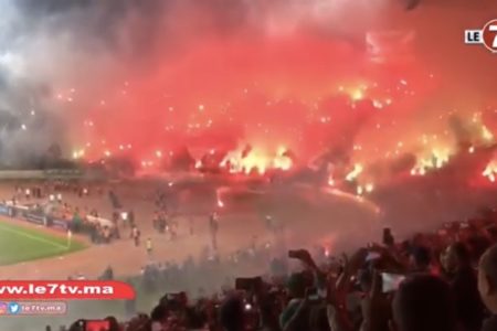 مواجهة رائعة بين جمهور الرجاء والوداد ..تيفوات وكراكاج غاية في الروعة للفريقين
