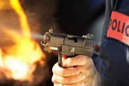 طنجة .. شرطي يشهر سلاحه لتوقيف شخص عرض أحد الأشخاص لاعتداء جسدي خطير