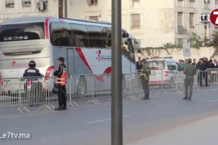 إحتجاجات وغضب كبير لجمهور مولودية الجزائرية على اللاعبين لحظة وصول حافلة الفريق إلى “دونور”.