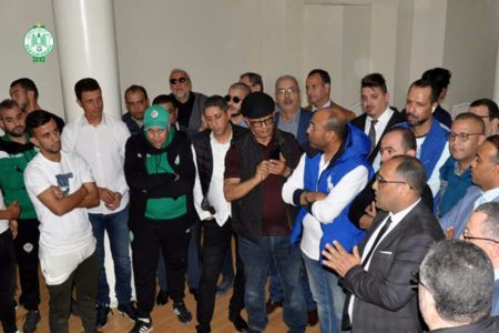 منخرطو الرجاء يحفزون الطاقم التقني واللاعبين قبل مواجهة الإسماعيلي