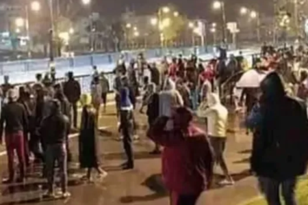في ظل حالة الطوارئ.. عشرات من مواطنين يخرقون التعليمات ويخرجون لشوارع طنجة مرددين “لاإله إلا الله”