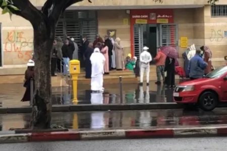 رغم التحذيرات.. إزدحام أمام وكالة للبريد وعدم إحترام مسافة الأمان للوقاية من الإصابة بـ”كورونا”.