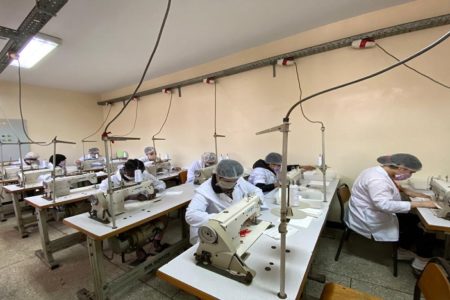 كورونا.. المندوبية العامة لإدارة السجون تطلق مشروعا لتصنيع الكمامات الطبية الواقية داخل المؤسسات السجنية.‎