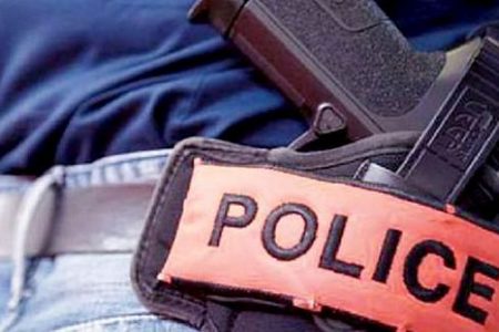 تيفلت.. شرطي يشهر سلاحه الوظيفي لتوقيف شخص بتهمة العنف ضد الأصول وتعريض عناصر الشرطة للتهديد