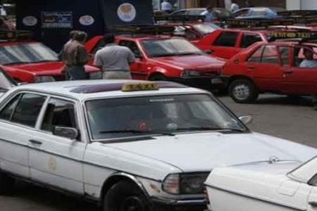 مهنيو الطاكسيات يدعون الحكومة لطاولة الحوار