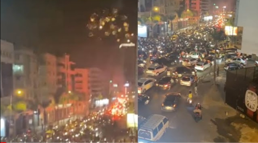 ألعاب نارية وإحتفالات الجماهير الرجاوية بالقرب من ملعب محمد الخامس