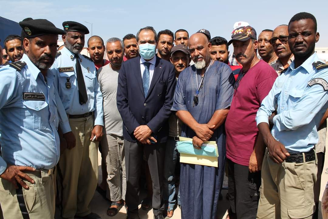 السفير المغربي بنواكشوط في زيارة تفقدية لسائقي الشاحنات العالقين بالكركرات