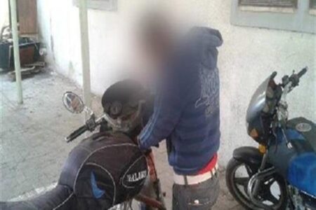 كاميرا المراقبة توثق عملية سرقة دراجة نارية