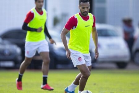 الركراكي يزيل الغموض عن مستقبل سكومة مع الوداد