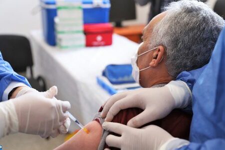 كوفيد-19.. خبير يؤكد مركزية التلقيح واستعمال جواز اللقاح للتخفيف من الإجراءات التقييدية