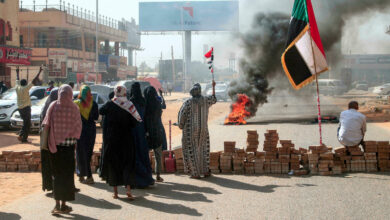 Photo of انقلاب في السودان ووضع رئيس الوزراء تحت الإقامة الجبرية