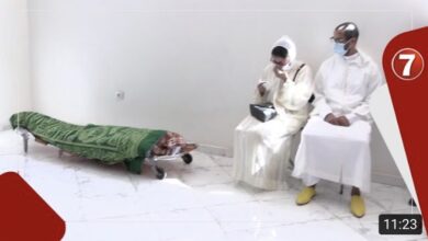 Photo of بحضور شخصيات رياضية معروفة…لحظة دفن جثمان والدة ” البطلة ” نوال المتوكل “