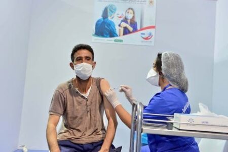 (كوفيد-19) ..نحو 800 ألف شخص تلقوا الجرعة الثالثة من اللقاح