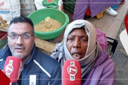 ساكنة درب الكبير تطالب بتدخل المحسنين لإنقاذ سيدة مسنة من التــ شرد: ” معدناهش باش تخلص “