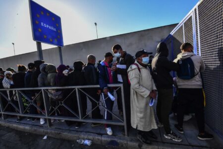 5400 من العمال المغاربة في سبتة ومليلية يطالبون بتسوية أوضاعهم قبل فتح الحدود