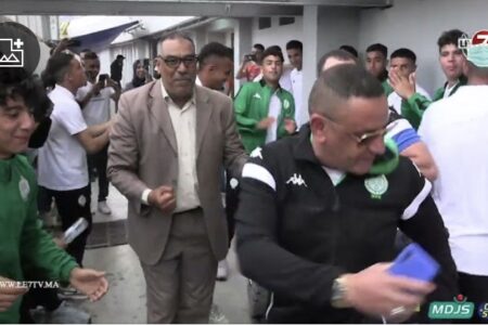 ” نلعبو عليها ونجيبوها “….إحتفالات هيستيرية للاعبي الرجاء وطاقم بعد الفوز في ديربي