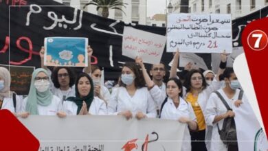 Photo of وقفة احتجاجية غاضبة لطلبة الطب والصيدلة بالرباط يطالبون من خلالها بتحسين جودة التكوين