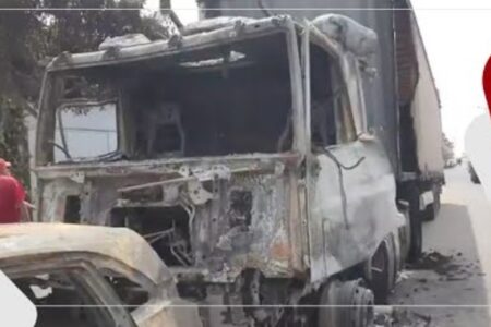 خط..ير .. أفارقة محطة ولاد زيان يتسببون في اندلاع حريق مهـ.ـول بسيارة وشاحنة