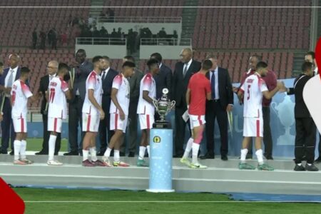 ممر شرفي من طرف لاعبي نهضة بركان للاعبي الوداد الرياضي لحظة تسلمهم للميدليات