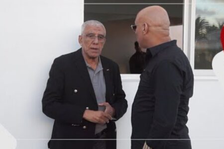 عناق حار وحديث مطول بين الحاج دحنان ورئيس شباب المحمدية “أسامة الناصيري”