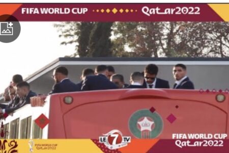 تفاعل رائع من نجم الأسود ” أشرف حكيمي ” مع الجماهير المغربية بمطار الرباط سلا