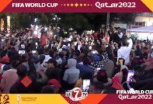 Photo of من قلب الكرة الأرضية بالبيضاء…جنون وشعارات للجماهير المغربية بعد التأهل