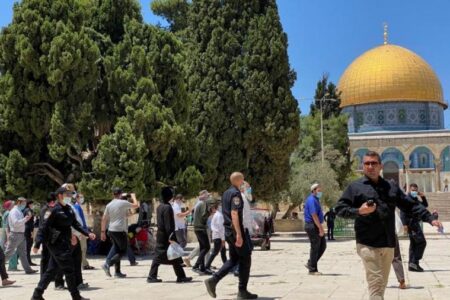 عشرات المستوطنين يقتحمون باحات المسجد الأقصى المبارك