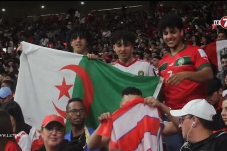 جماهير الجزائر والمغرب جنبا إلى جنب خلال مباراة المغرب والبيرو الودية
