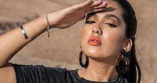 الفنانة منال بنشليخة تعود من جديد و بقوة للساحة الفنية