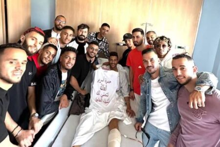 لاعبو الوداد يزورون أسرير بعد خضوعه لعملية جراحية