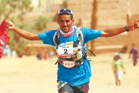 المغربي محمد المرابطي يفوز بالمرحلة الثانية لماراثون الرمال