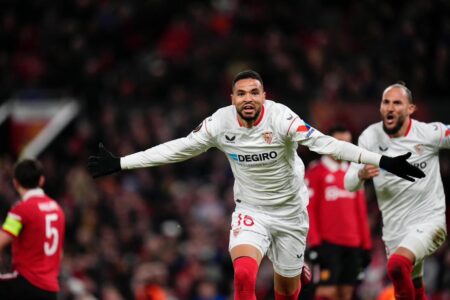 النصيري يمنح التعادل لفريقه امام مانشستر يونايتد بهدف رائع في “أولد ترافورد”