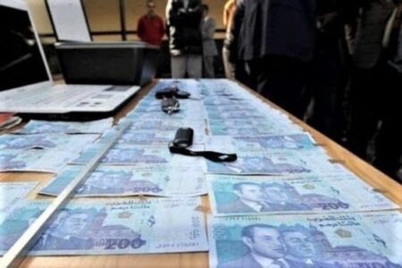 توقيف شخص متورط في تزوير الأوراق المالية وعرضها للتداول بتمارة