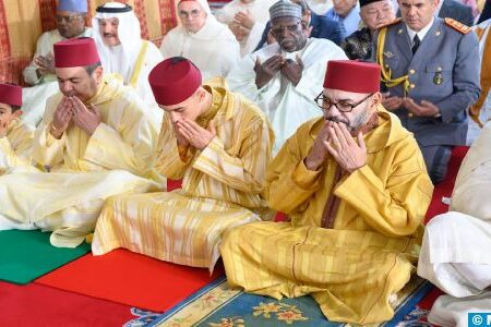 أمير المؤمنين يؤدي صلاة عيد الفطر بالمسجد المحمدي بالدار البيضاء ويتقبل التهاني بهذه المناسبة السعيدة