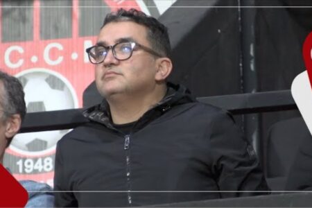 عصبية ونرفزة… هكذا تابع رئيس الدفاع الحسني الجديدي ” مقتريض ” مجريات الشوط الأول من مباراة فريقه