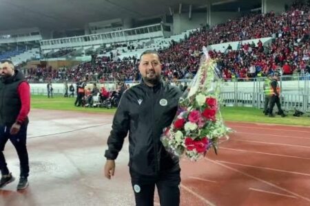 الودادي السابق ومدرب مولودية وجدة ” نجيح ” يهدي باقة ورود للجماهير الودادية وتفاعل رائع