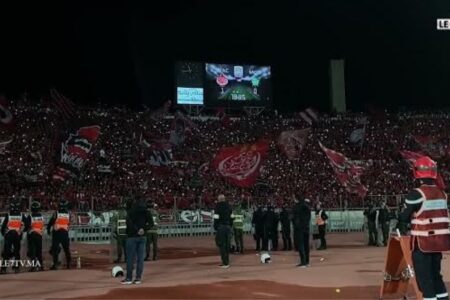 بإستعمال أضواء الهواتف … الجماهير الودادية تخلق الحدث وتبدع بمدرجات ” دونور “