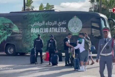 بعد الهزيمة أمام  الأهلي… الرجاء يحط الرحال بمطار محمد الخامس والجماهير تشجع اللاعبين