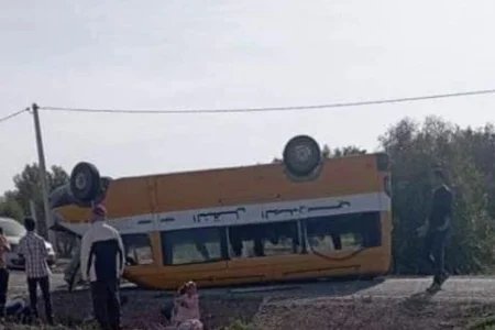 قلعة سراغنة .. انقلاب سيارة للنقل المدرسي يرسل تلاميذ للمستعجلات
