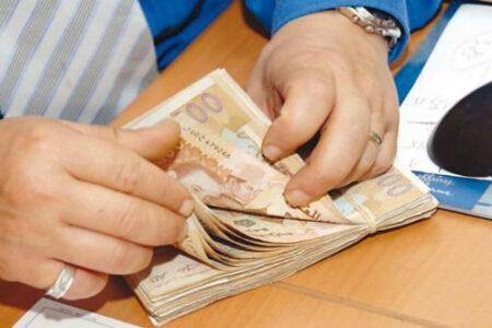 مطالب بالزيادة في أجور العاملين بالقطاعين العام والخاص بالمغرب