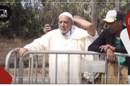 المشجع الوفي الضرير ” با لحسن ” حاضر في أكاديمية الرجاء قبل الجمع العام للفريق