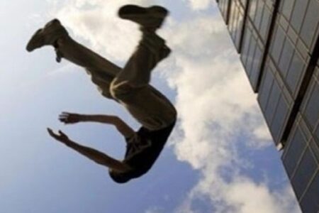 الدار البيضاء .. مروج مخدرات ينتحر من نافذة مكتب التحقيقات