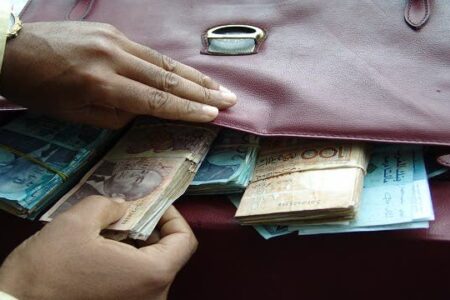 قاصر تسرق 11مليون سنتيم من والدها وتسلمها لعشيقها ضواحي الناظور