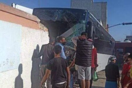 إصابات خطيرة في اصطدام حافلة بسور مؤسسة تعليمية