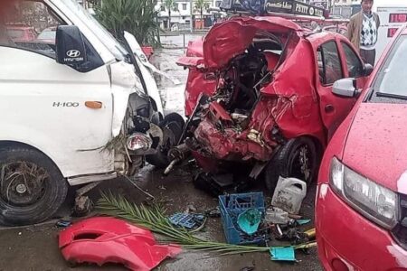 حادث مروع… شاحنة تدهس سيارات أجرة صغيرة